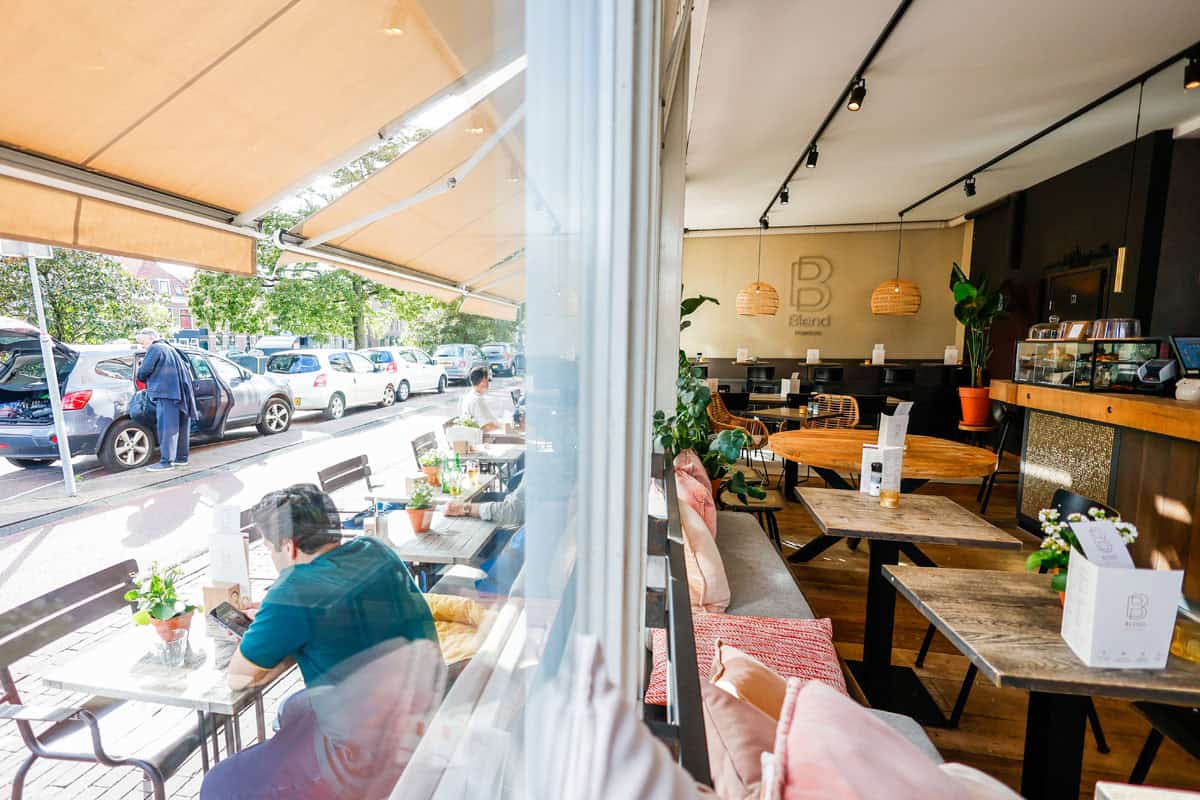 Koffie op het zonnige terras van cafe Blend in de Gouden Straatjes, Haarlem