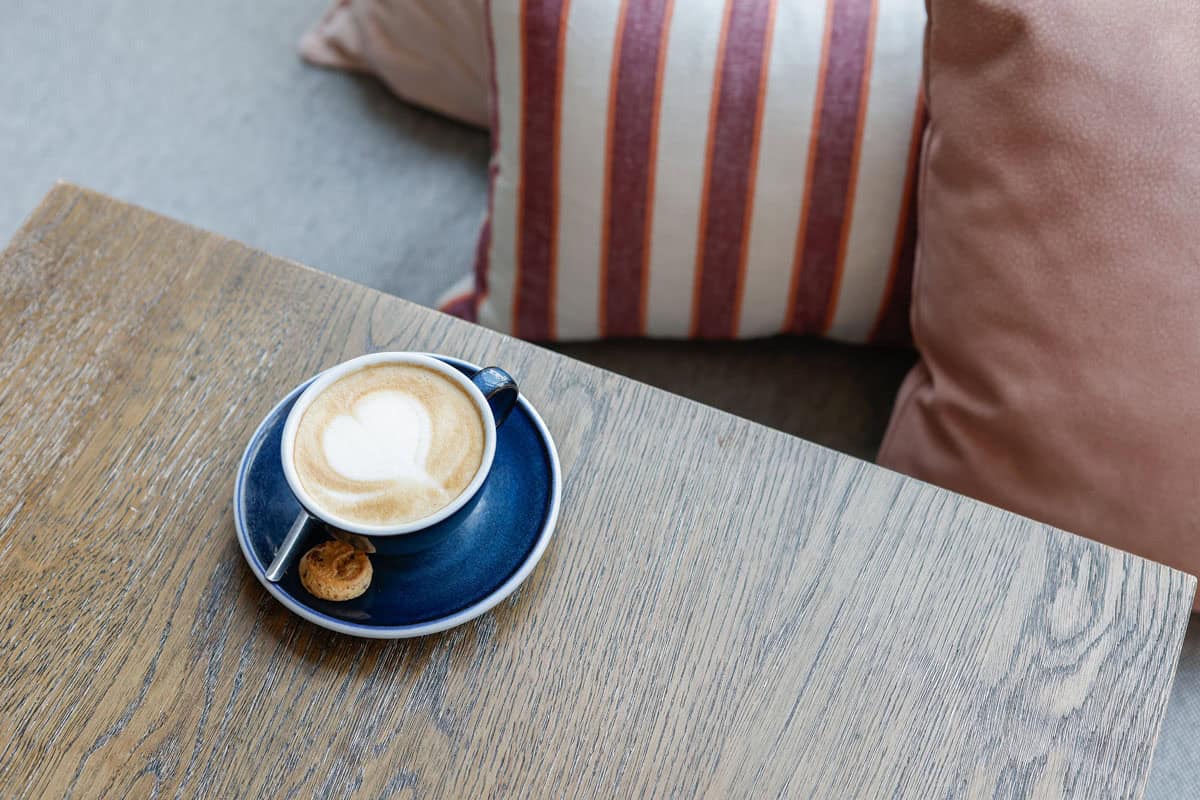 Koffie op het zonnige terras van cafe Blend in de Gouden Straatjes, Haarlem